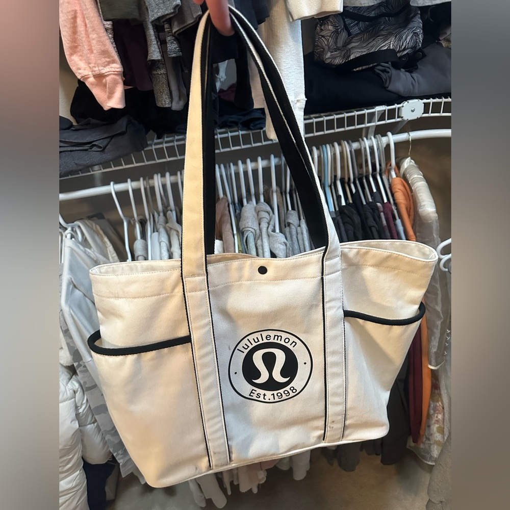 Lululemon tote